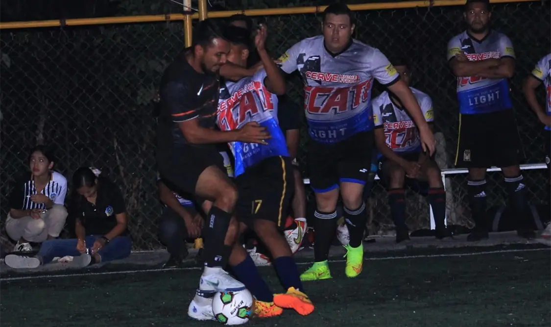 Mucha dinámica y disputa fuerte por el balón se vivió sobre la cancha de La Cueva, sede de la final. Cortesía
