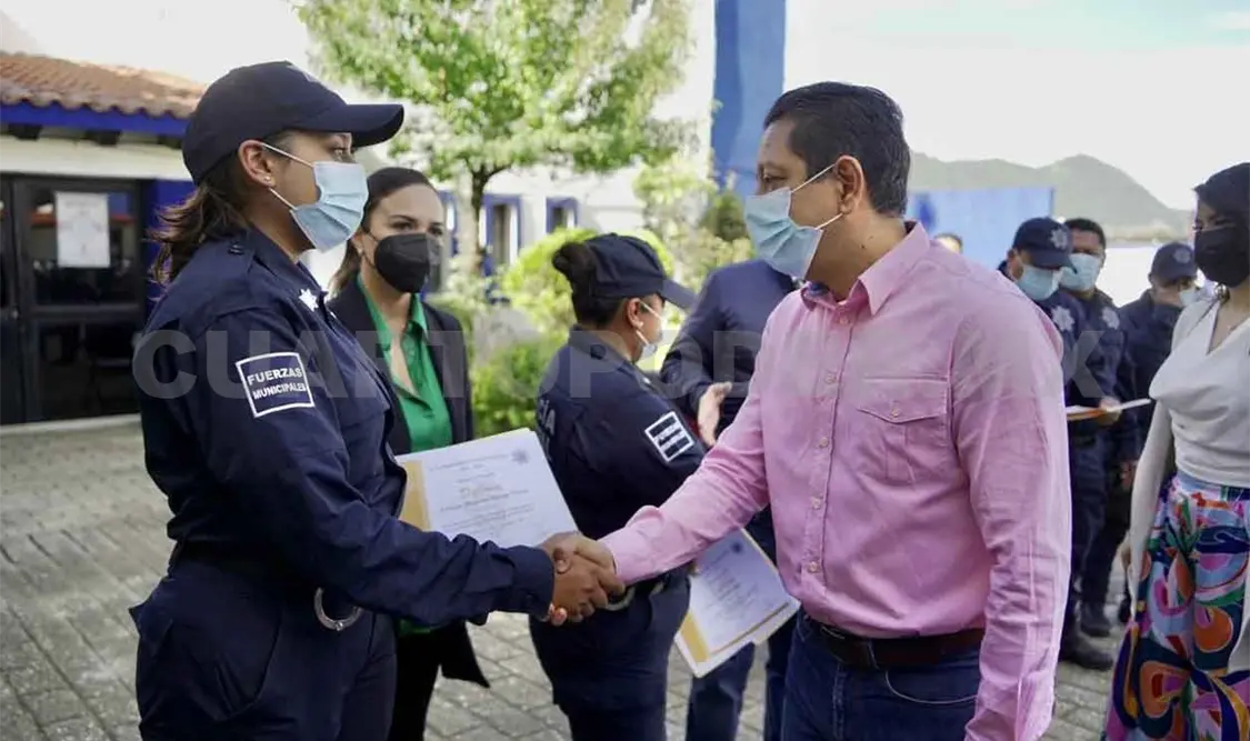 Entrega Llaven Abarca estímulos a policías