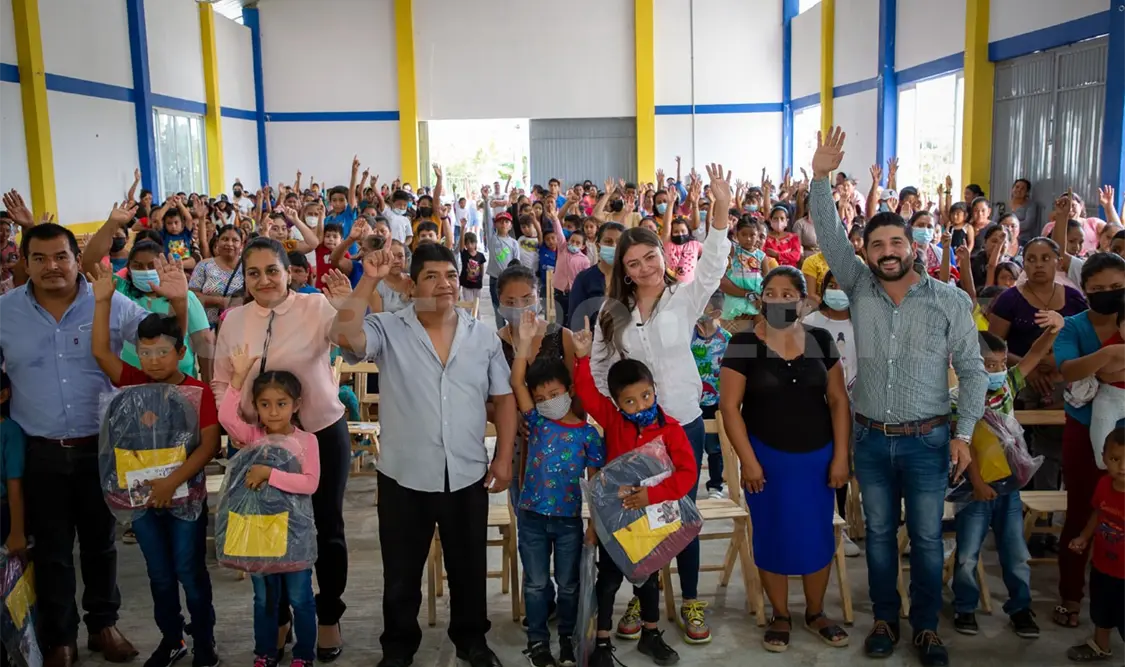 Sasil de León visita municipios por el regreso a clases