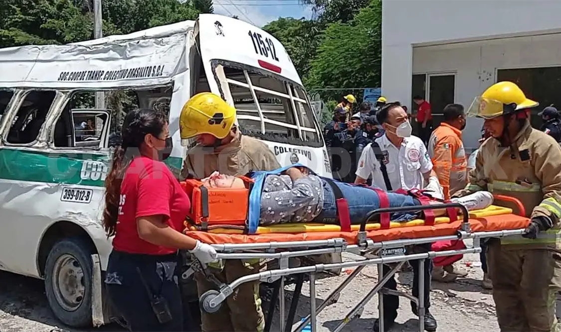 Dos muertos y 10 heridos en volcadura de colectivo