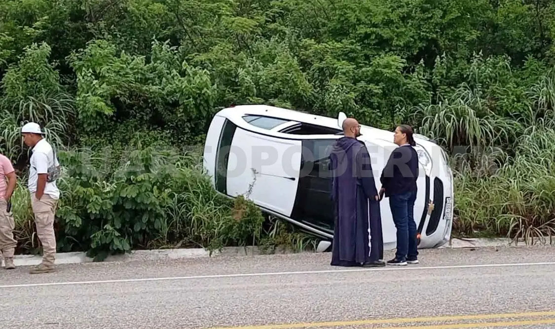 Vuelca auto en el nuevo libramiento Sur por lodo