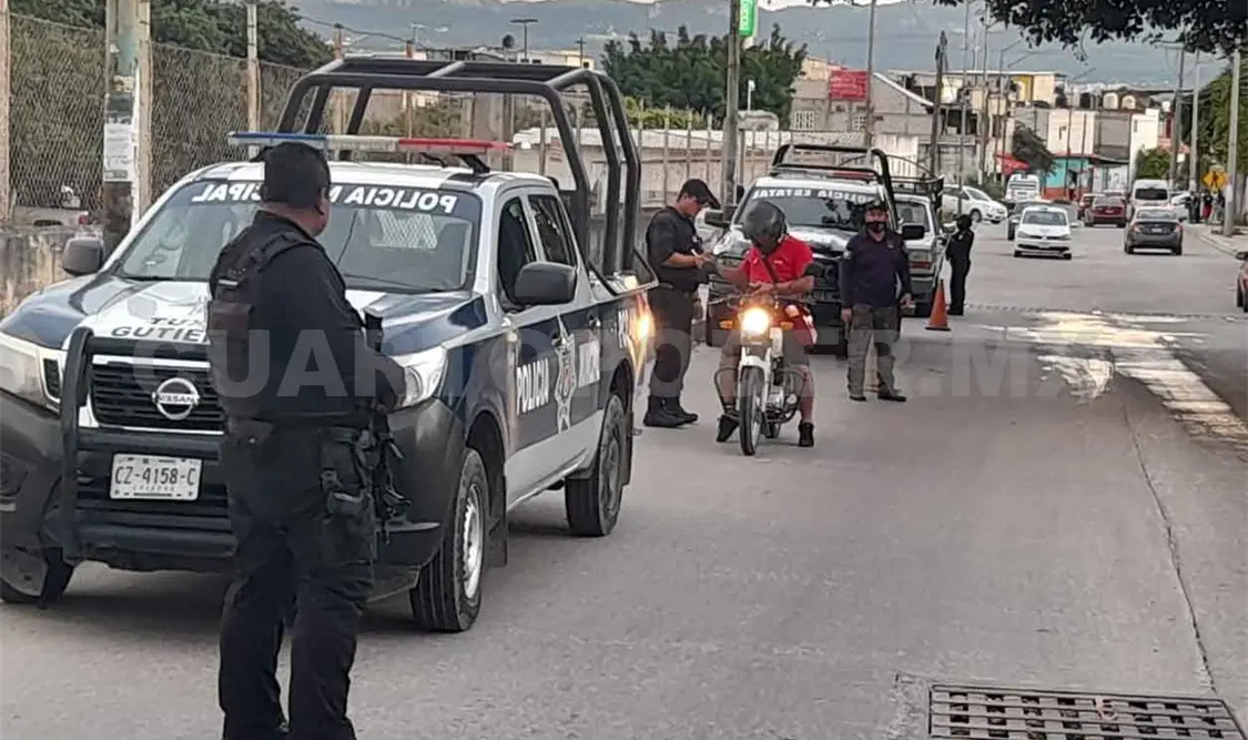 Implementan revisión de vehículos y motocicletas