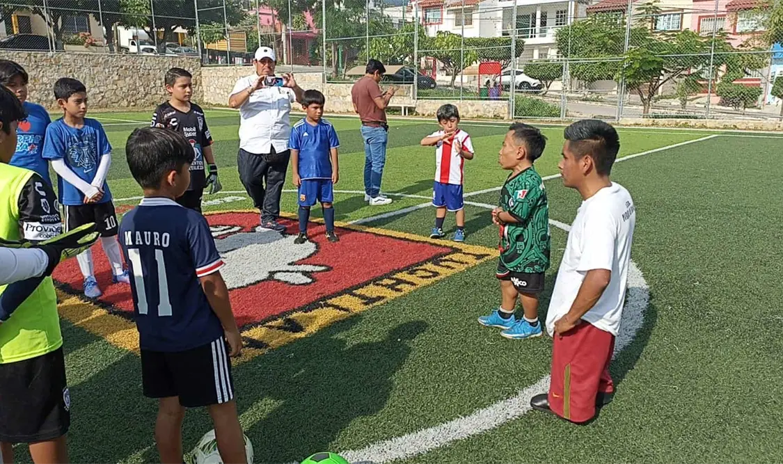 El medallista Ismael Quintero platicó con los Tuzitos, donde les relató brevemente su travesía y logro que consiguió en la Copa América. Cortesía