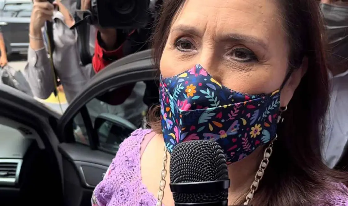Rosario Robles firma y entrega su pasaporte