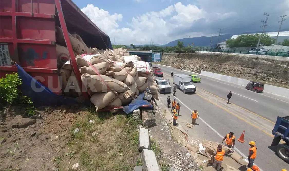 Se desprende caja de un tráiler y termina volcando