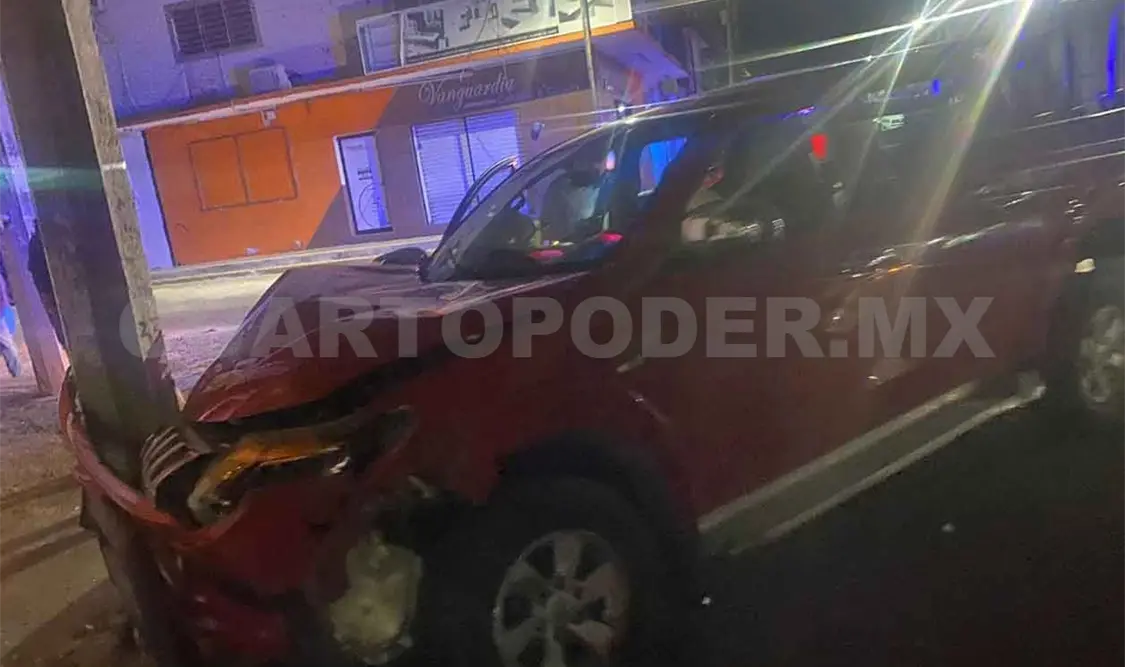 Choque de taxi y particular deja a una pareja lesionada