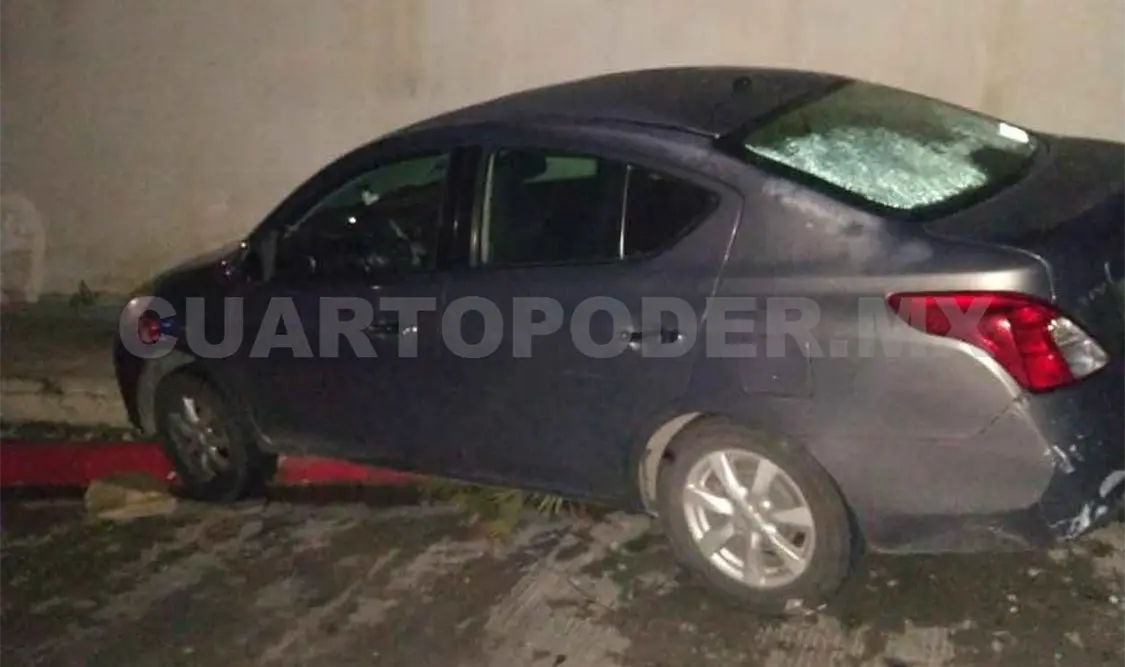 Se duerme al volante y queda sobre la banqueta