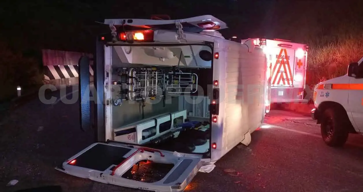 Dos lesionados tras volcar una ambulancia