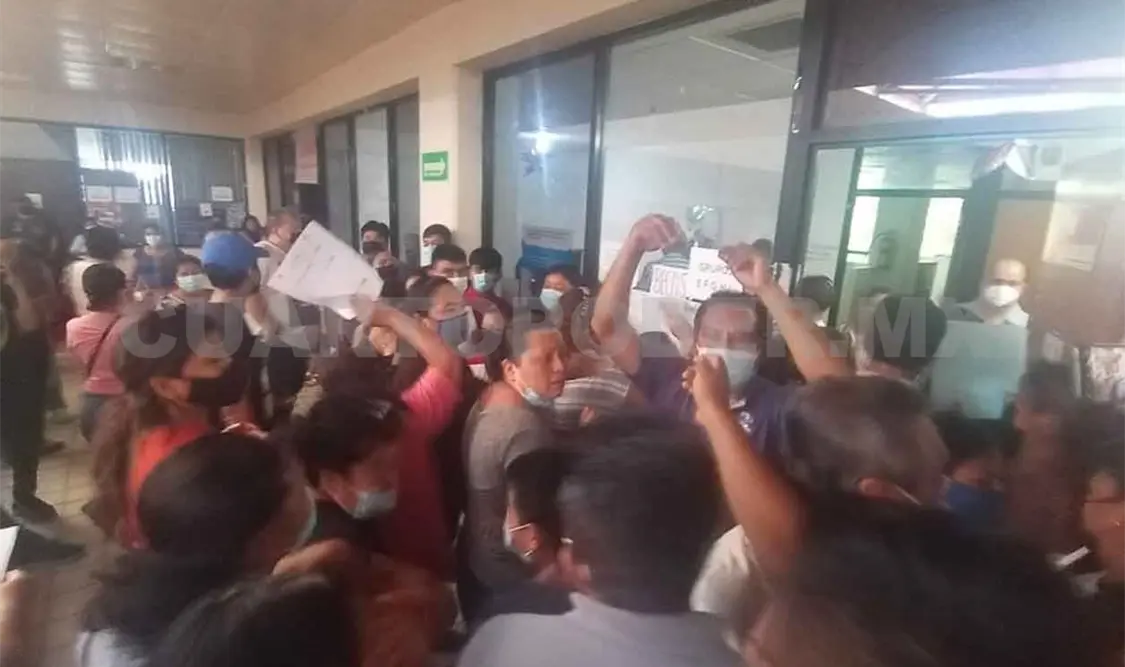 Empujones entre padres y directivos en la Prepa 2