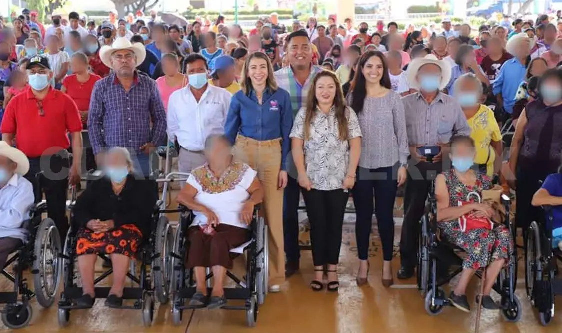 Entregan apoyos a familias de Emiliano Zapata