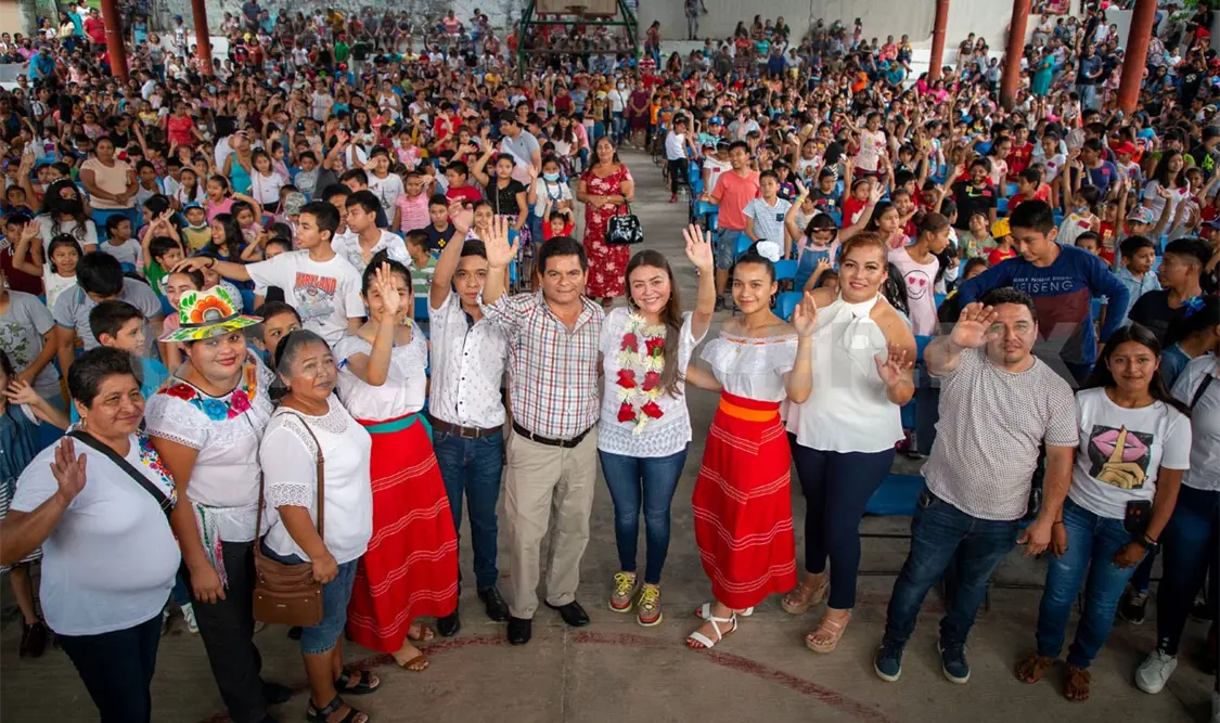 Sasil de León continúa gira por la educación