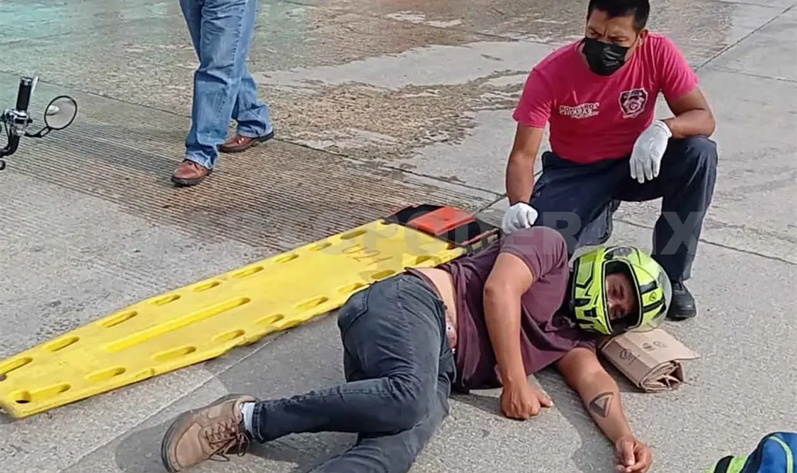 Embisten a motociclista y termina con una fractura