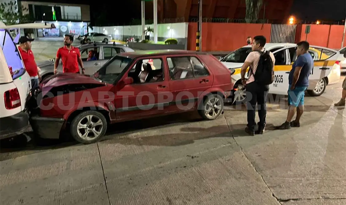 Veloz taxista provoca aparatosa carambola
