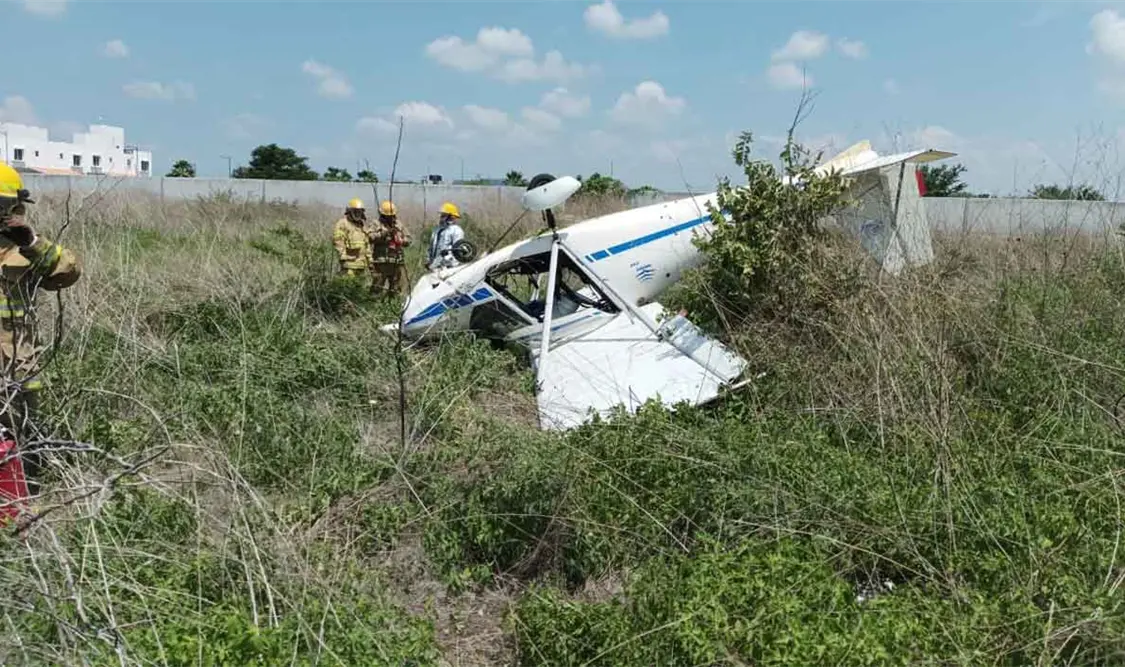 Cae avioneta en fraccionamiento