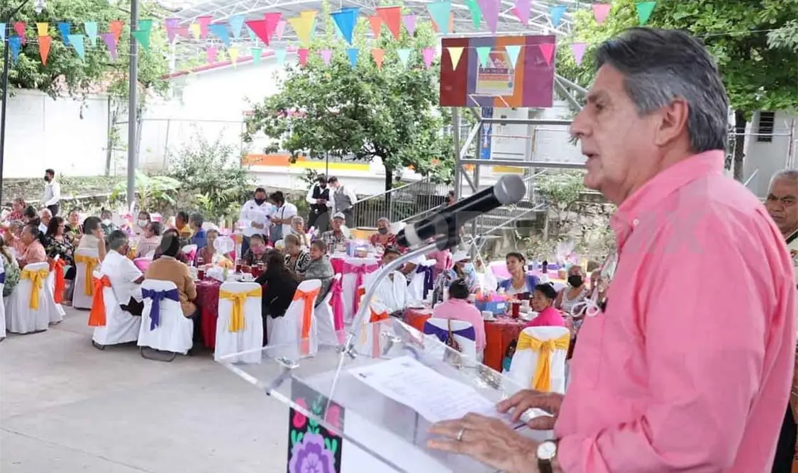 Celebran el Día del Abuelo en la colonia 24 de Junio