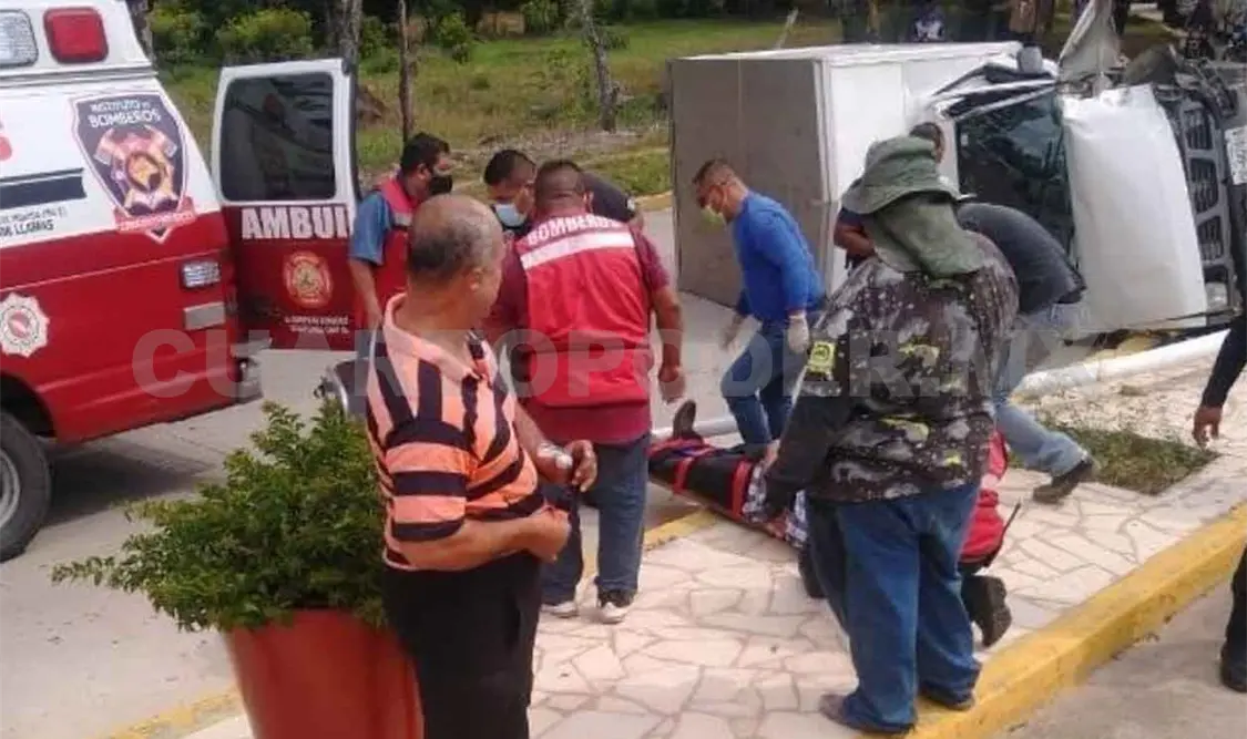 Pierde del control y acaba con los neumáticos al aire