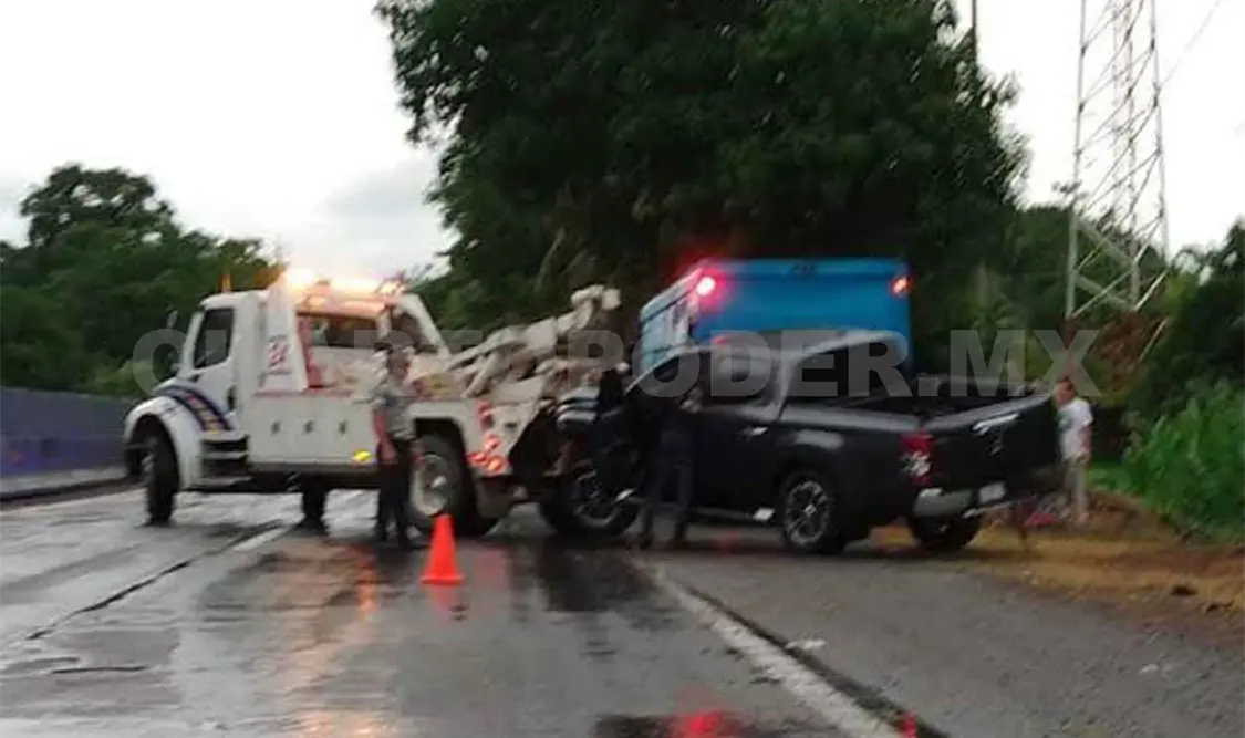 Dejan pick up accidentada en la carretera Costera