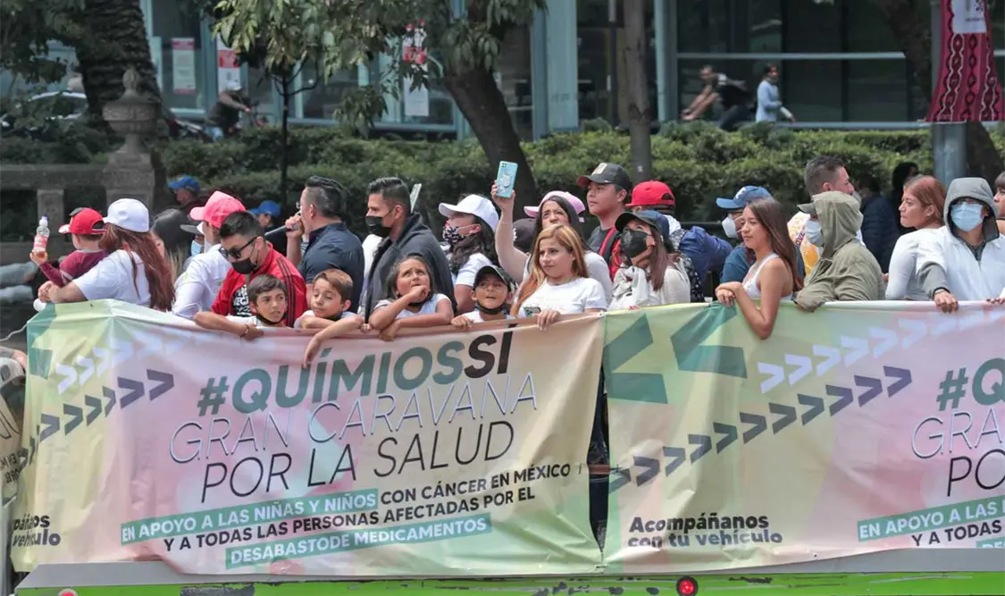 Personas llegaron a Palacio Nacional para realizar una manifestación para exigir termine el desabasto. El Universal