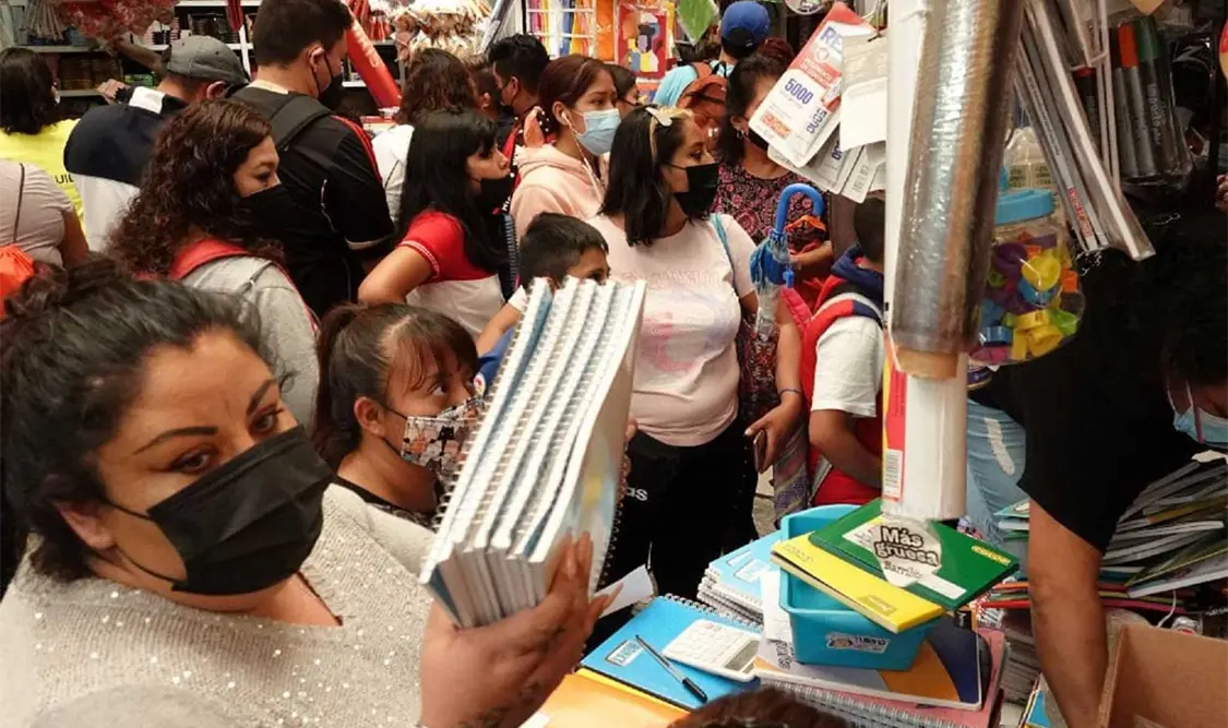 Familias mexicanas realizan compras de pánico de útiles escolares. Cortesía