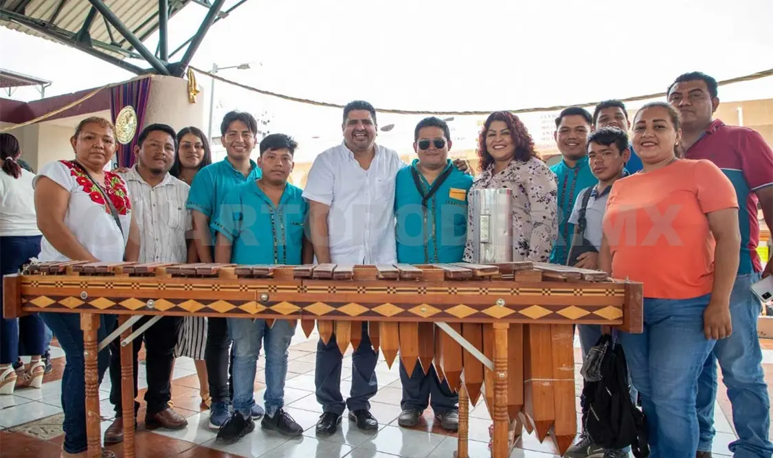 Participaron ocho marimbas ambulantes y entregaron un reconocimiento al maestro Víctor Betanzos Castellanos. CP