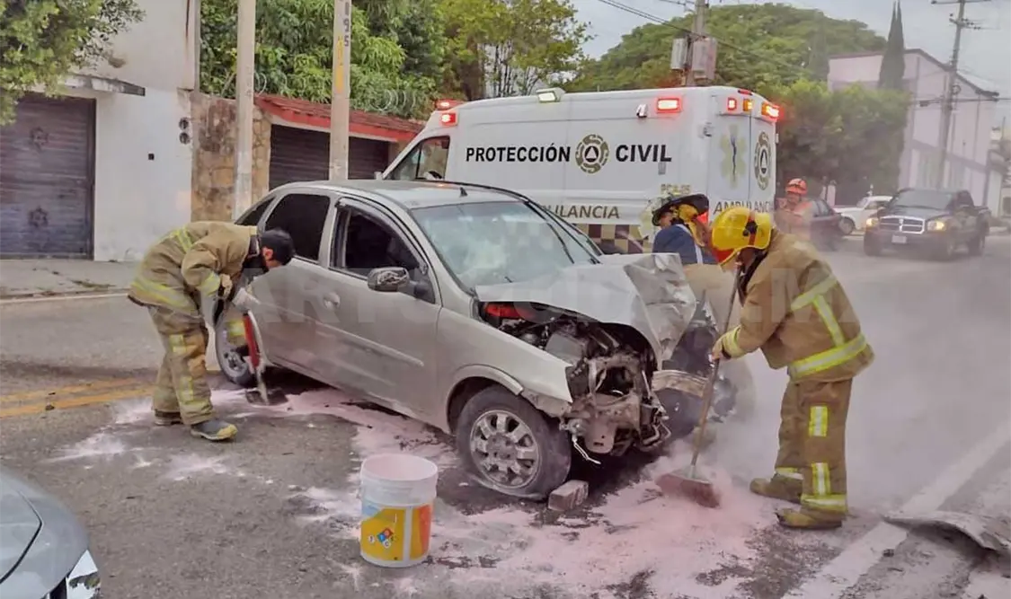 El accidente ocurrió por la tarde del sábado en la colonia El Mirador, donde la unidad motriz terminó por estamparse contra un árbol. Ulises López / CP