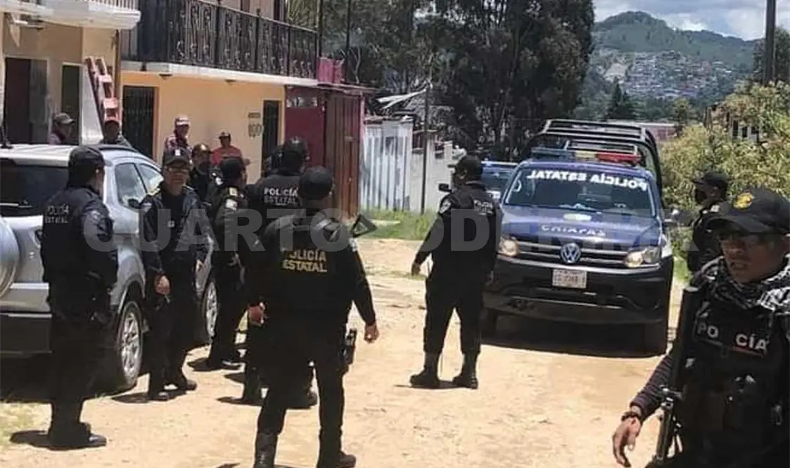 Los 82 ilegales fueron rescatados del interior de la caja seca de los dos vehículos tres toneladas. Manuel Martínez / CP
