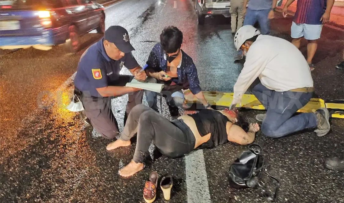 La unidad de pasaje logró huir del lugar, mientras que las víctimas terminaron tiradas sobre la cinta de asfalto. Ulises López / CP