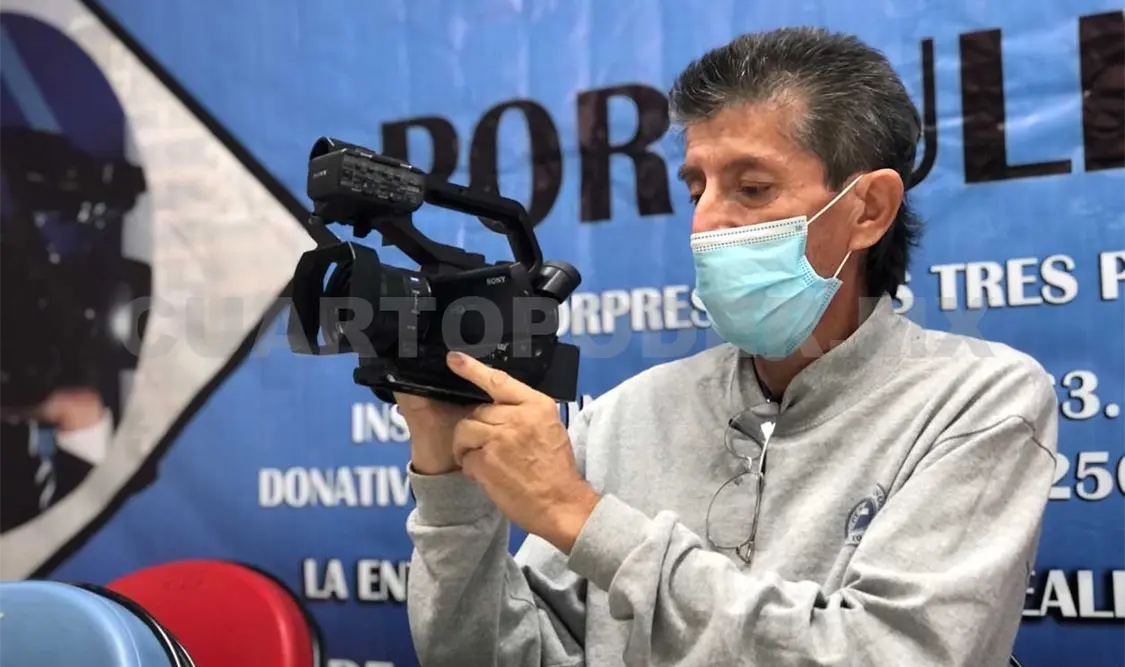 César Zebadúa es uno de los camarógrafos que día a día lleva las imágenes a las pantallas de televisión para informar a la sociedad. José Ortega / CP