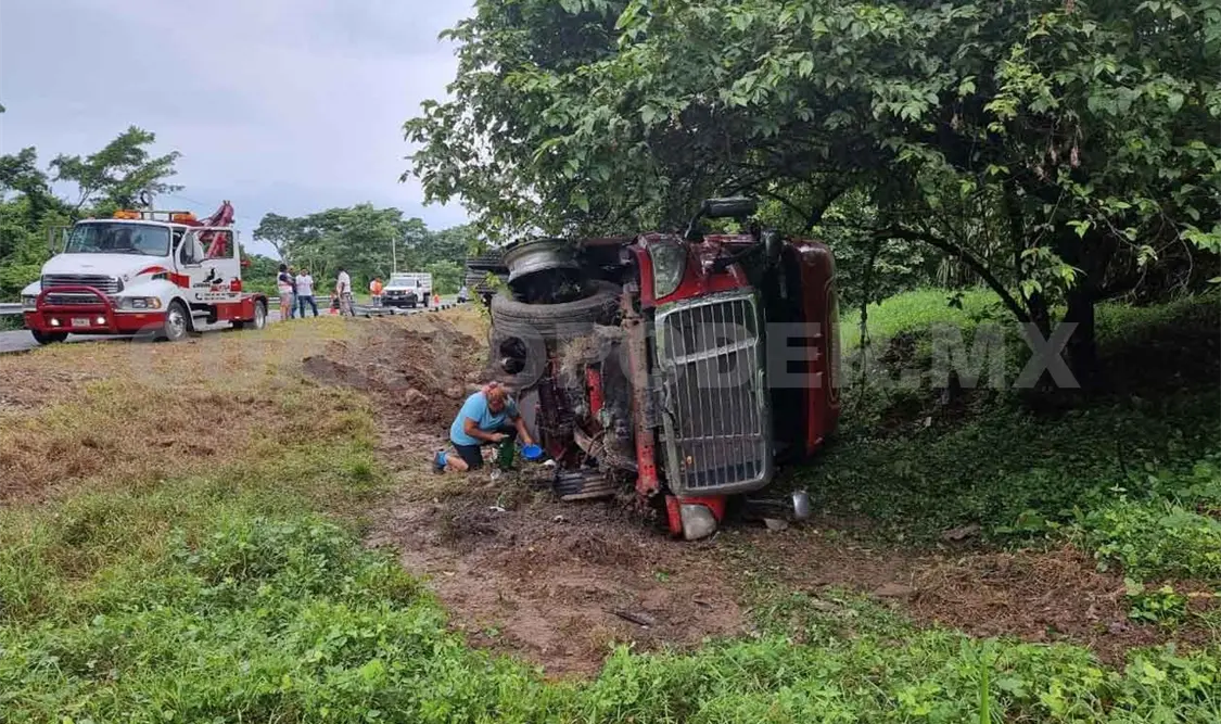 Vuelca tráiler en la Costera; daños por más de 400 mp
