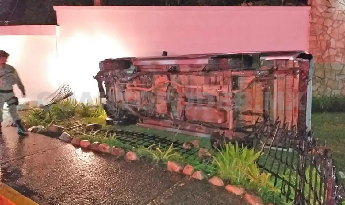 Termina su parranda al colisionar en jardinera