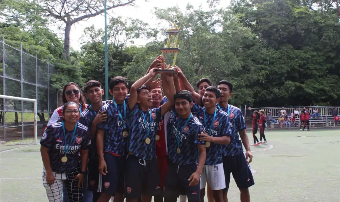 Los campeones del Estatal Tucthlán 2022 levantando la copa del triunfo. El certamen tiene como objetivo reunir a cientos de jóvenes de diversos municipios de Chiapas. Cortesía