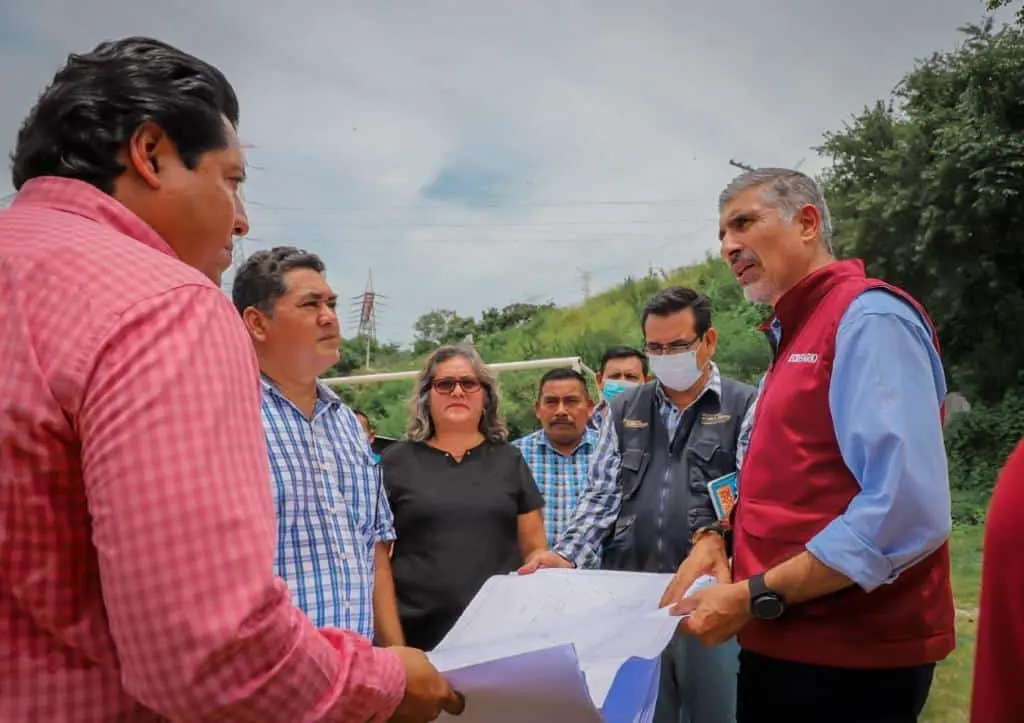 Supervisa Ángel Torres construcción de campo de futbol soccer en Osumacinta