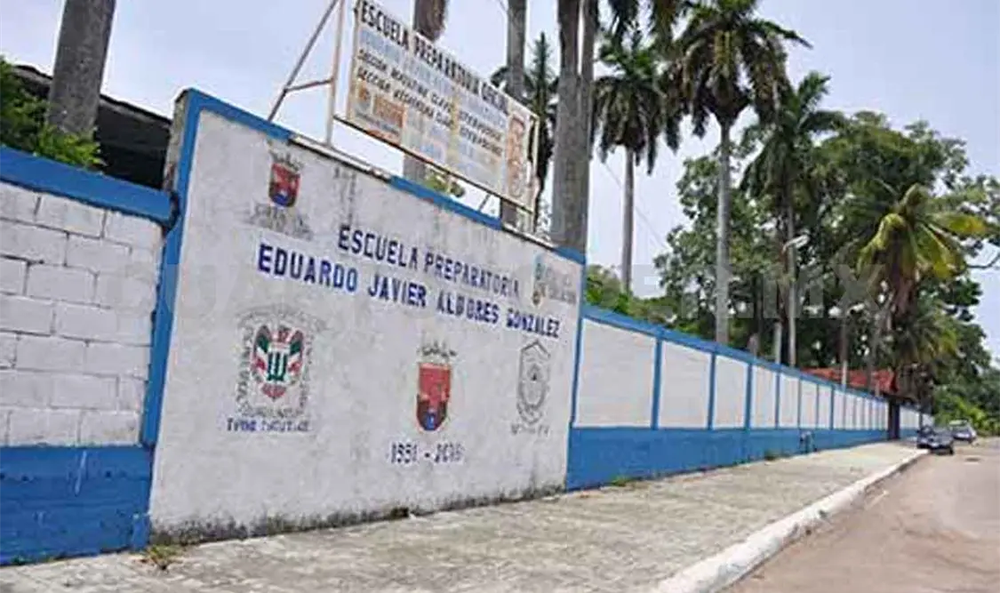 Impiden estudiar en prepa a joven por estar embarazada