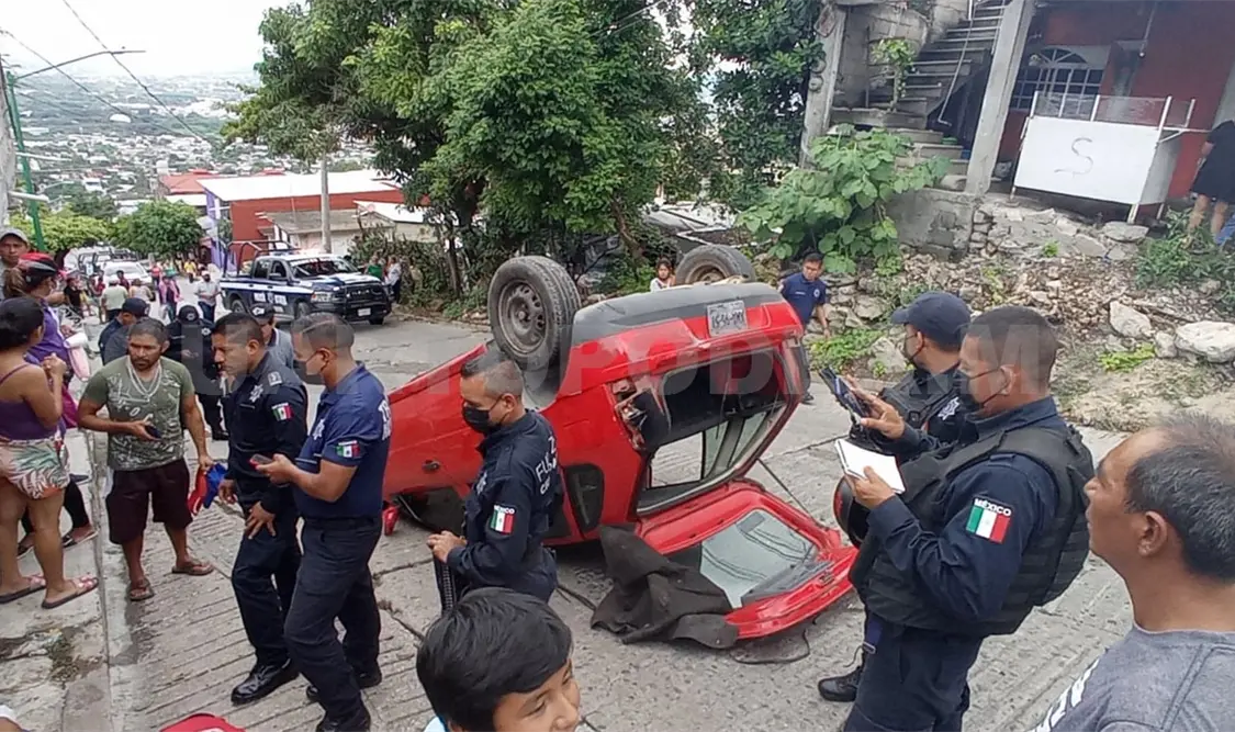 Cuatro lesionados al volcar un Pointer en una rampa