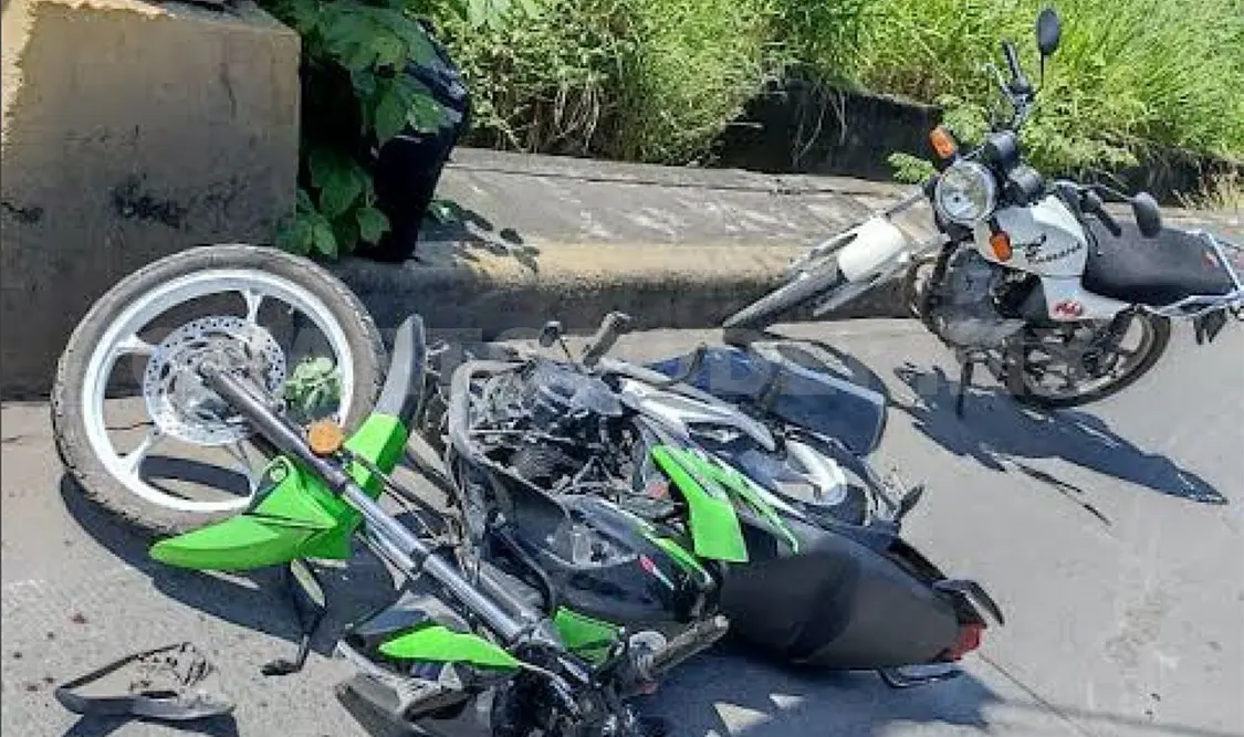 Camioneta impacta a dos motociclistas y logra huir