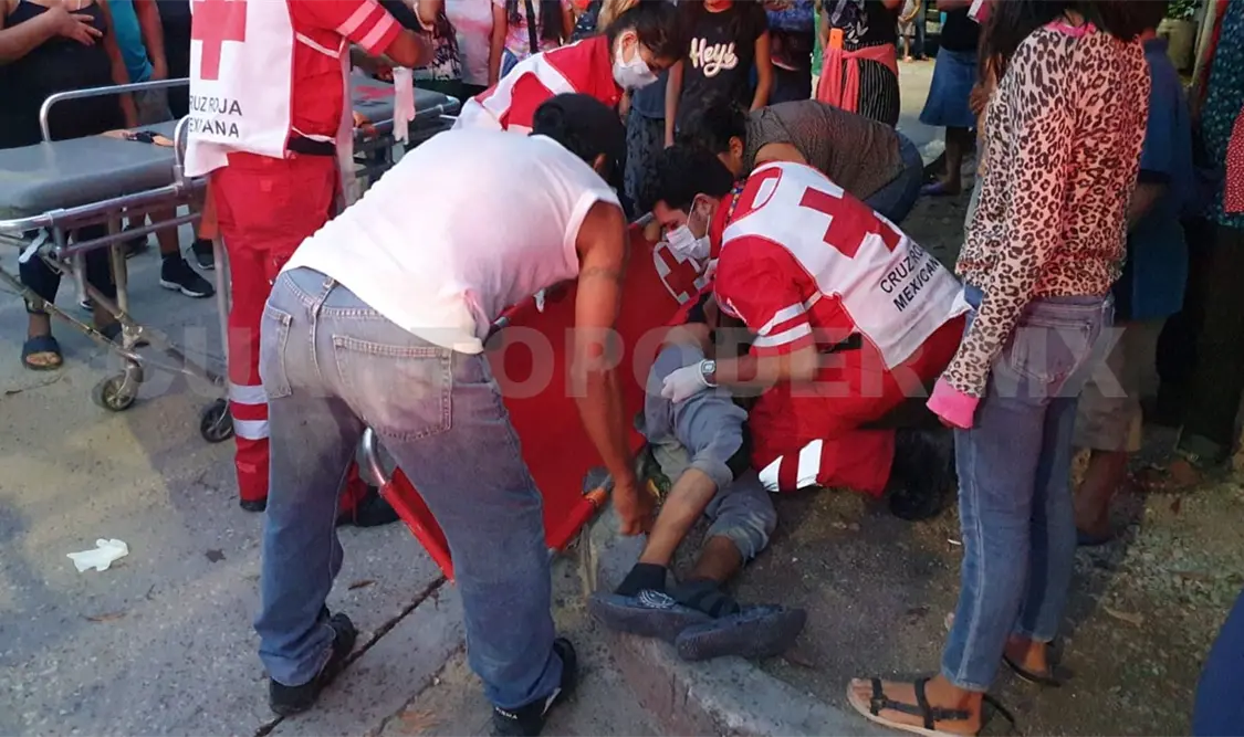 Atropella taxi a jovencito y casi se arma una trifulca