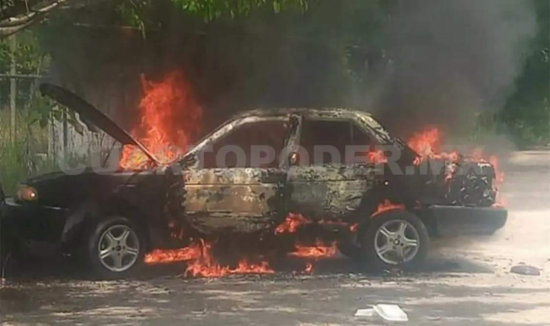 Se incendia un Tsuru y en minutos queda en cenizas