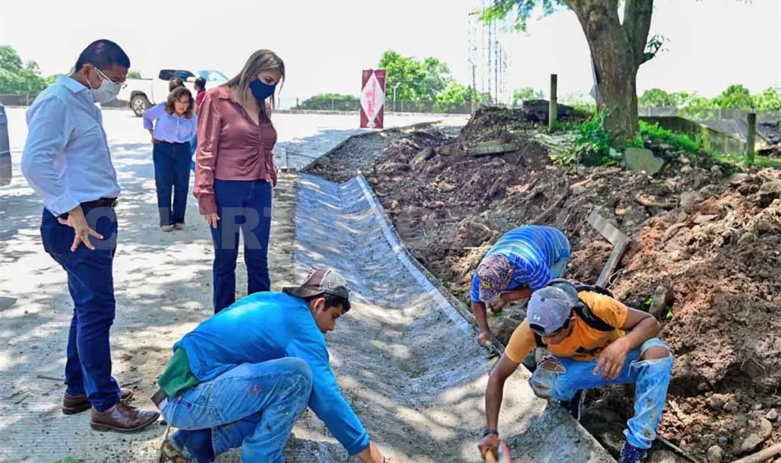 Supervisa Rosy Urbina pavimentación en Linda Vista