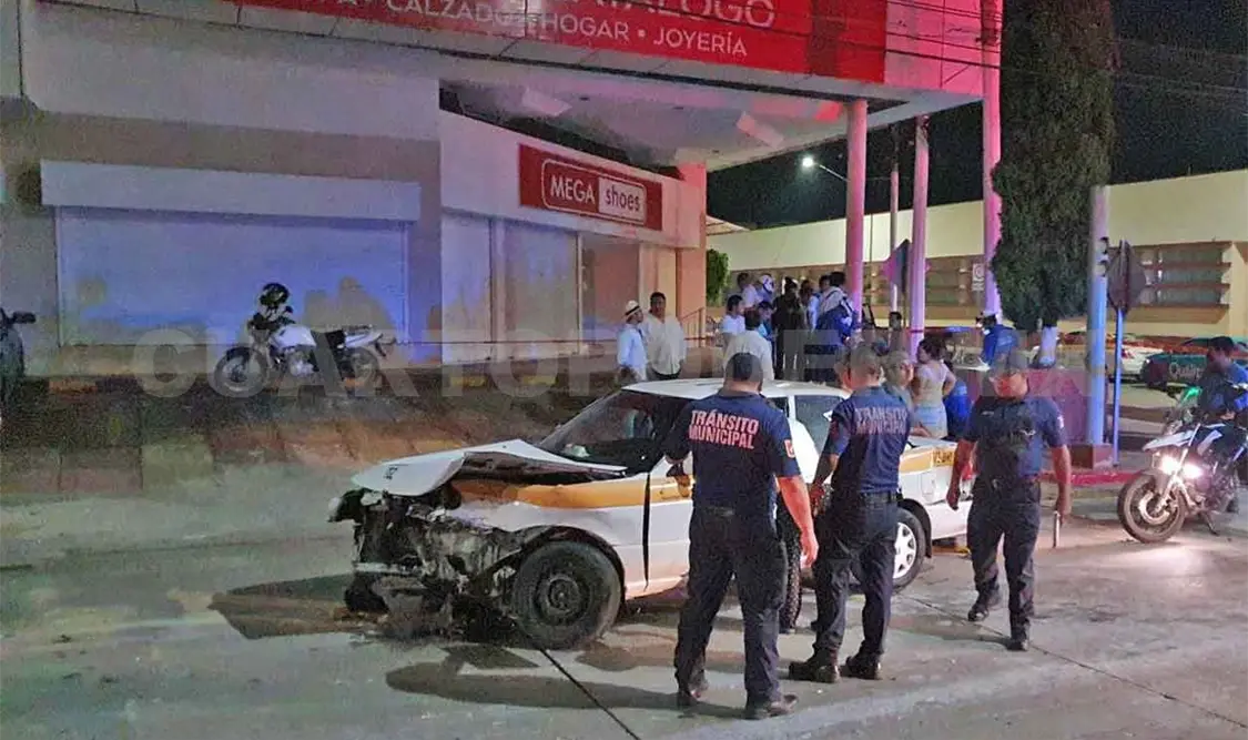 Semaforazo de taxi y Jetta deja dos personas heridas