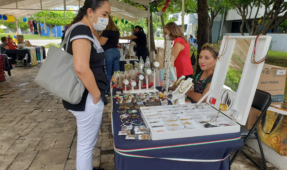 Realiza UNACH la 11ª Exposición y venta de productos regionales