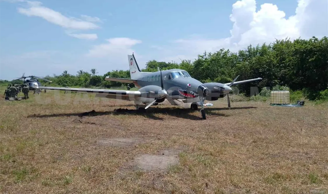Aseguran más de 650 kilos de cocaína y una avioneta