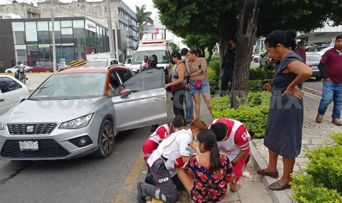 Adolescente es embestida al tratar de cruzar bulevar