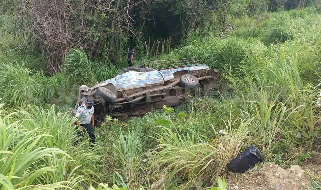 Sufren volcadura y fueron trasladados al hospital