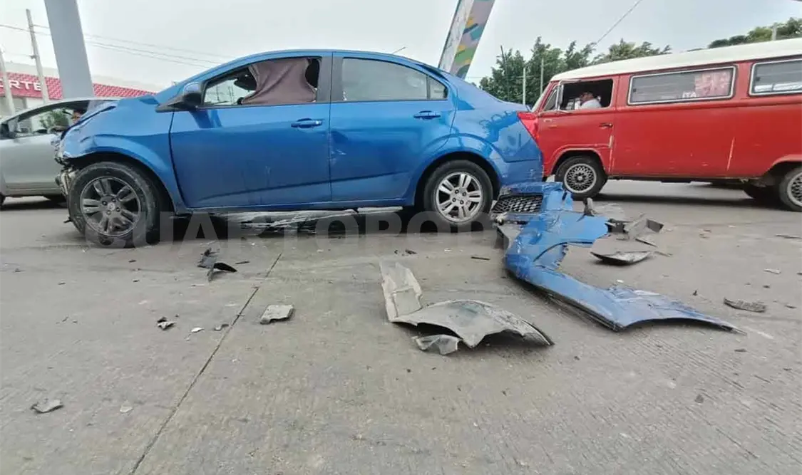 Tres personas heridas en aparatosa carambola