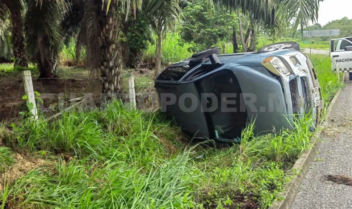 Oficiales dieron fe de lo ocurrido, por lo que se solicitó el apoyo de una grúa para que el automóvil fuera arrastrado al patio de un corralón. Genaro Sánchez / CP