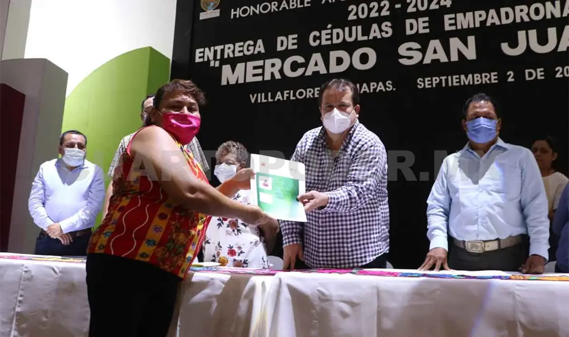 Mariano Rosales entrega cédulas de empadronamiento
