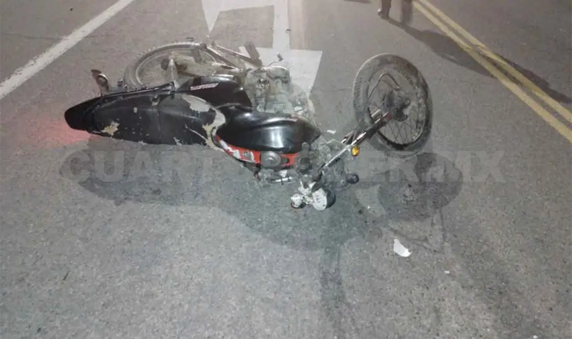 Muere motociclista al impactar contra barra