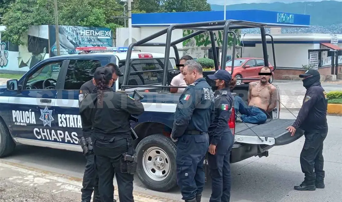Causa accidente y dispara a policías