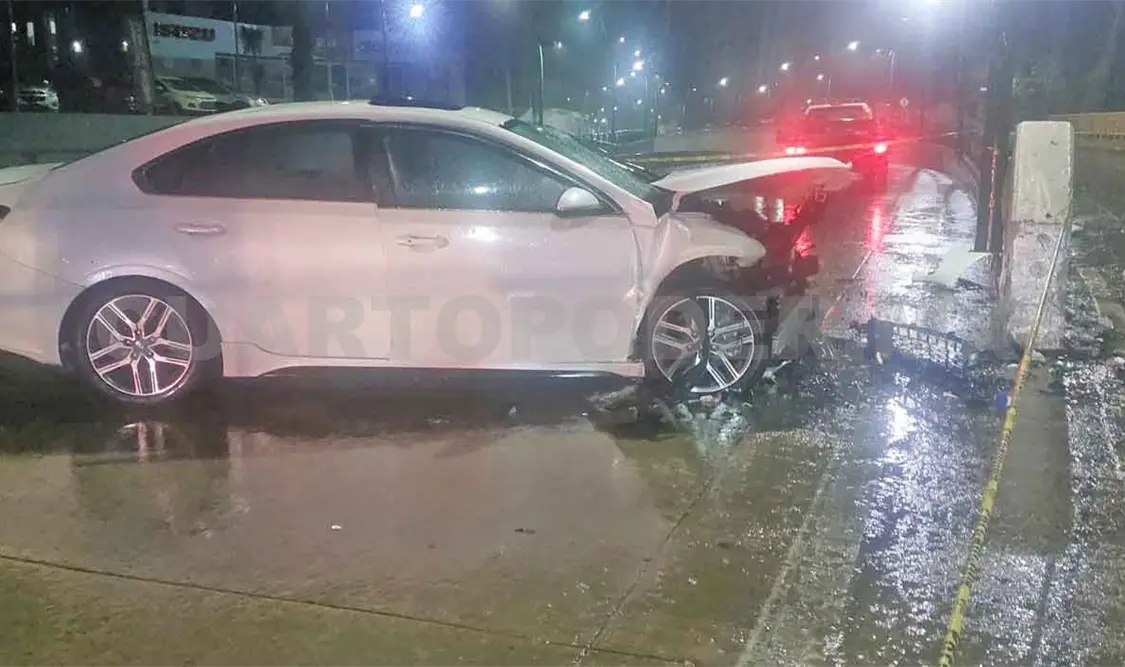 Muere al estrellar su automóvil en un muro