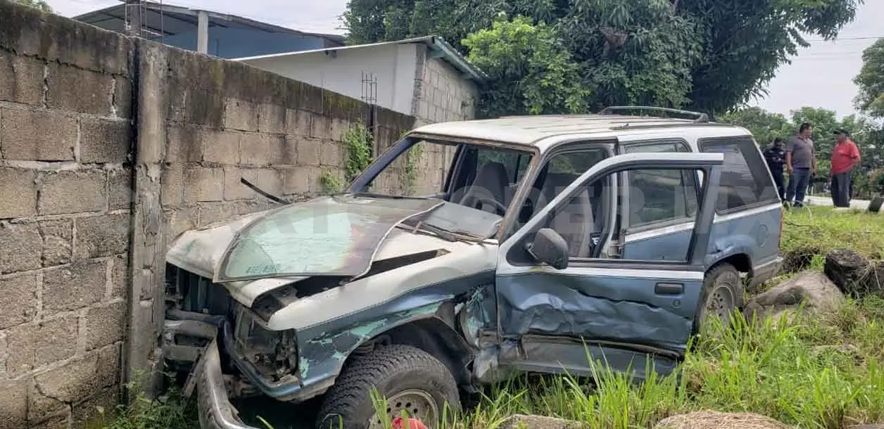 Se sale de la carretera e impacta en una barda